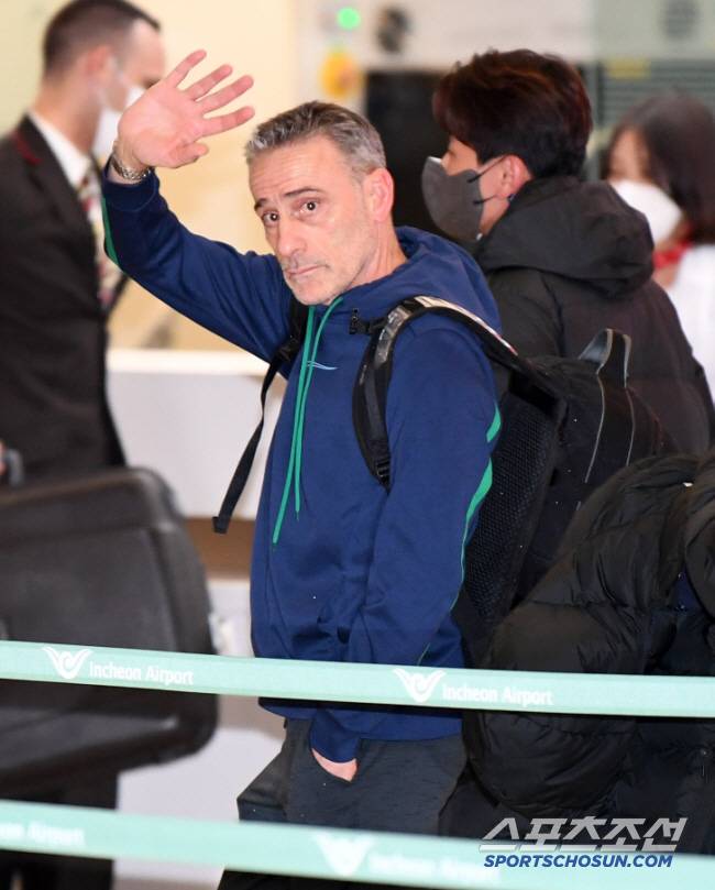 한국 축구를 12년 만에 월드컵 16강으로 이끌었던 파울루 벤투 감독이 13일 인천국제공항을 통해 조국 포르투갈로 돌아갔다. 벤투 감독이 출국장으로 향하며 인사를 건네고 있다. 인천공항=박재만 기자 pjm@sportschosun.com/2022.12.13/