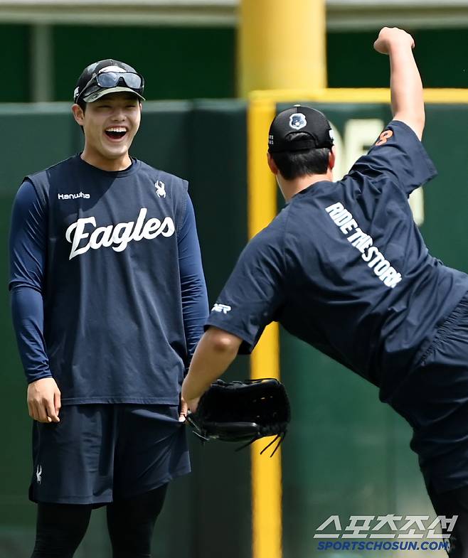 공을 던진 후 팔을 들어올리는 디테일에 웃음이 빵