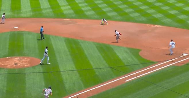 아정후가 2회초 무사 1루서 2루수 정면 땅볼을 치고 1루로 질주하고 있다. 올시즌 첫 병살타가 됐다. 사진=MLB.TV 캡처
