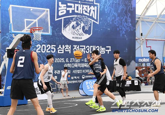 2025 삼척 전국3대3농구대회 1차가 27일부터 29일까지 삼척 다목적체육관에서 열렸다. 28일 경기에서 선수들이 대결을 펼치고 있다. 삼척=정재근 기자 cjg@sportschosun.com/2025.6.28/