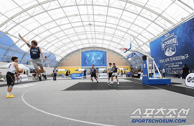 2025 삼척 전국3대3농구대회 1차가 27일부터 29일까지 삼척 다목적체육관에서 열렸다. 28일 경기에서 선수들이 대결을 펼치고 있다. 삼척=정재근 기자 cjg@sportschosun.com/2025.6.28/