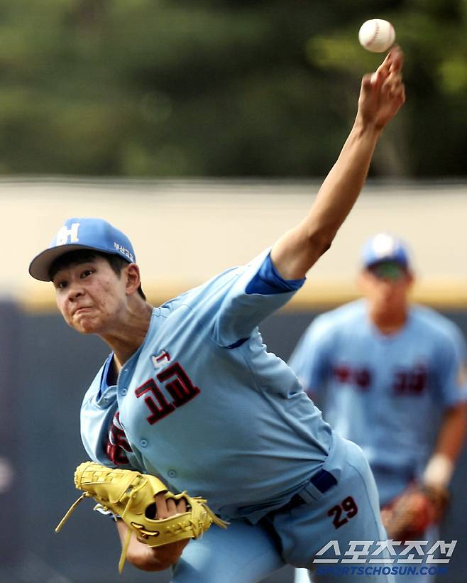 '부산고 오타니' 하현승이 29일 서울 목동야구장에서 열린 제 80회 청룡기 전국고교야구선수권대회 1회전 부산고와 강릉고전에서 역투하고 있다. /김지호 조선일보 기자