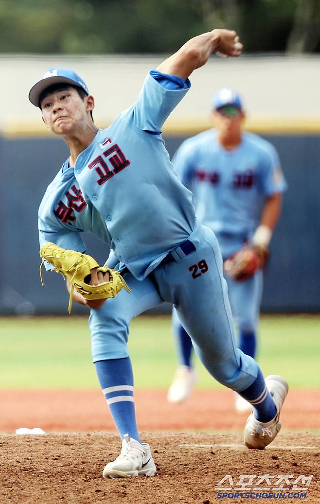 '부산고 오타니' 하현승이 29일 서울 목동야구장에서 열린 제 80회 청룡기 전국고교야구선수권대회 1회전 부산고와 강릉고전에서 역투하고 있다. /김지호 조선일보 기자
