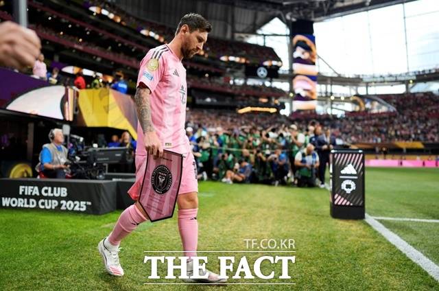 리오넬 메시가 30일 PSG와 2025 FIFA 클럽 월드컵 16강전을 치르기 위해 경기장에 들어서고 있다./애틀랜타=AP.뉴시스