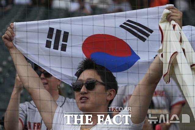 30일(한국시간) 샌프란시스코와 시카고W의 경기에 한국 팬이 태극기를 흔들며 이정후를 응원하고 있다. /시카고=AP.뉴시스