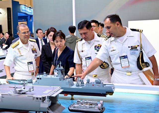 지난달 28~31일 부산 벡스코에서 열린 MADEX 2025 HJ중공업 부스에 에콰도르 대표단이 방문한 모습. /HJ중공업