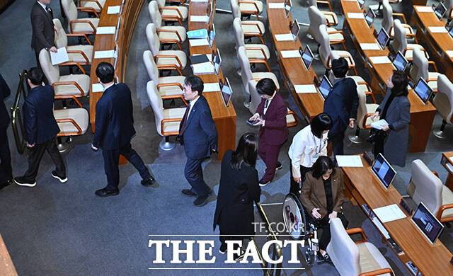 국민의힘이 30일 더불어민주당 주도의 30조 5000억원 규모의 추가경정예산(추경) 심사 진행이 일방적이라고 반발하며 국회 예산결산특별위원회(예결특위) 회의에서 집단 퇴장했다. /국회=박헌우 기자