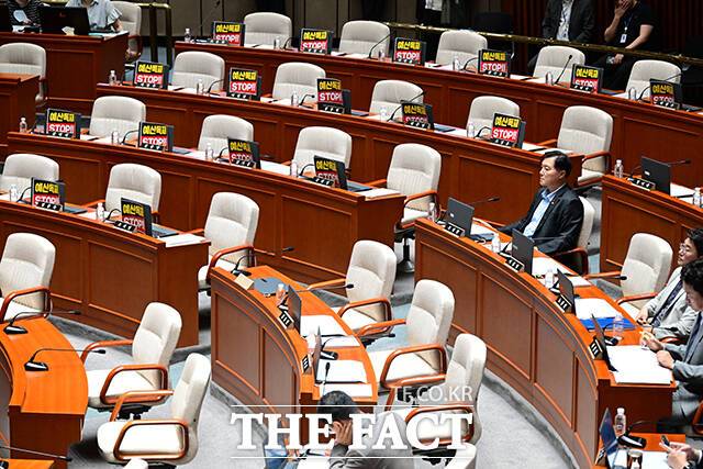 이날 국민의힘 소속 박형수 간사를 비롯한 의원들이 '예산독재 STOP' 피켓을 내건 후 회의에서 퇴장한 모습.