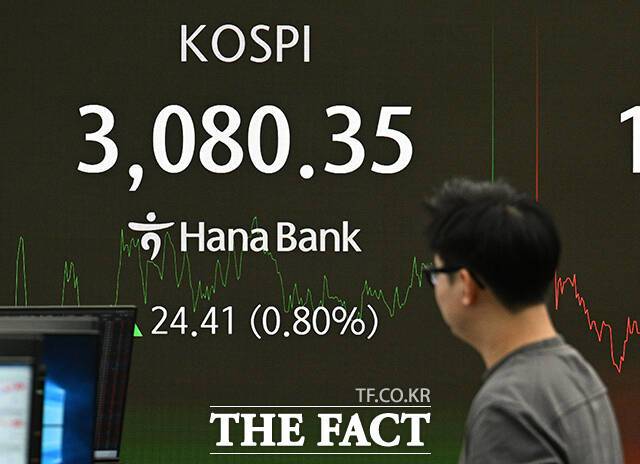 30일 오후 서울 중구 하나은행 딜링룸 전광판에 코스피 지수가 표시돼 있다. /박헌우 기자