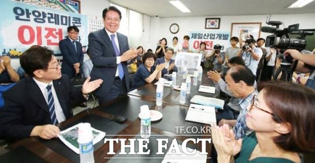 2018년 7월 8일 이재명 당시 경기도지사와 최대호 안양시장이 연현마을 민원 해결 간담회에 참석했다./인터넷 갈무리