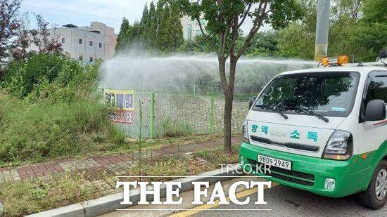 김포시가 최근 시 전역에 급증하고 있는 러브버그를 퇴치하기 위해 도로변에서 친환경 방제를 실시하고 있다./김포시