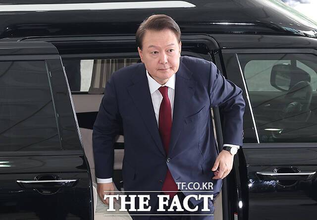 윤석열 전 대통령이 28일 오전 서울 서초구 서울고검 청사에 마련된 내란특검에 피의자 신분으로 첫 출석하고 있다.