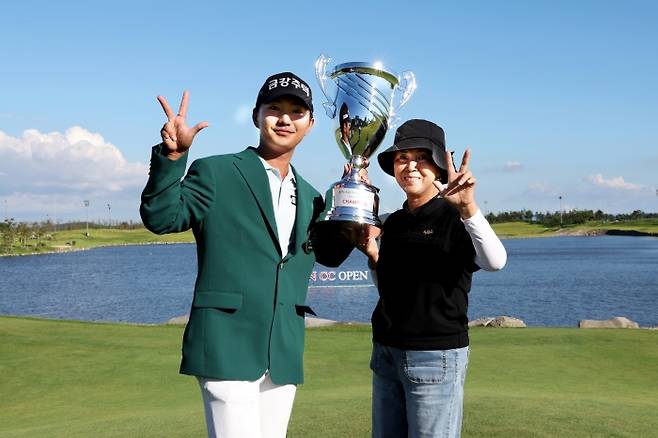옥태훈이 군산CC오픈에서 2주 연속 정상에 오른 뒤 어머니와 기쁨을 나누고 있다. 코리안투어 제공