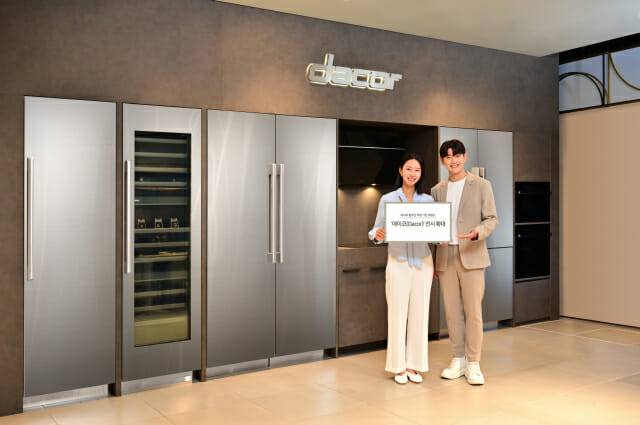 삼성전자 모델이 삼성스토어 신세계 강남점에서 럭셔리 빌트인 가전 브랜드 '데이코(Dacor)' 제품을 소개하고 있다.(사진=삼성전자)