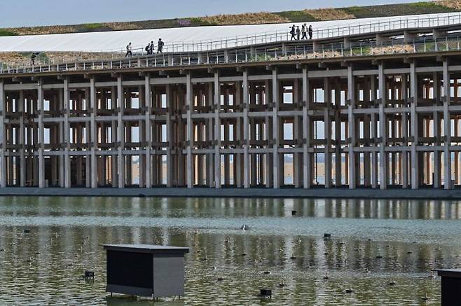 오사카 엑스포 방문객이 다리를 지나고 있다. AFP연합뉴스