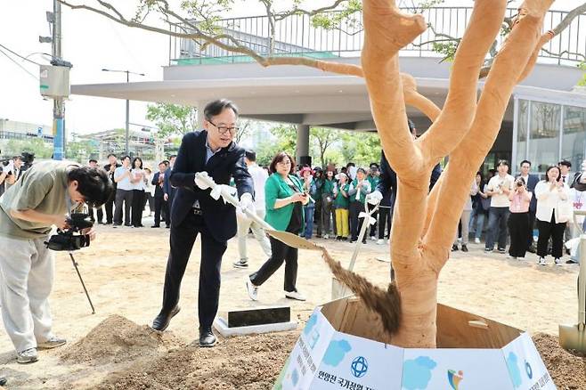 유성훈 금천구청장이 지난 23일 안양천 국가정원 지정 기원을 위한 기념식수를 심고 있다. 금천구 제공.