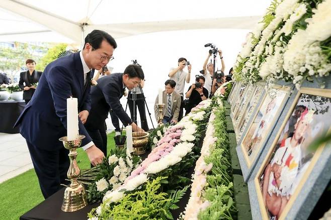 30일 화성 궁평관광지 인근 추모공원에서 열린 씨랜드 화재 참사 희생자 26주기 추모제에서 정명근 화성시장(왼쪽)과 배정수 화성시의회 의장이 헌화하고 있다. 화셩시 제공