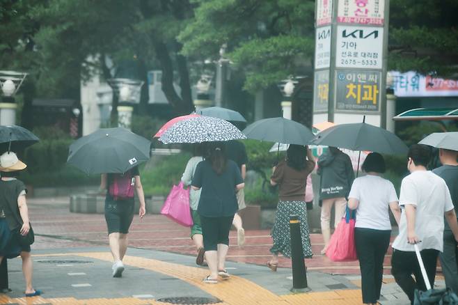 전국 대부분 소나기... 습도 90%에 일부 열대야 [내일날씨]= 화요일인 내일(7월 1일) 날씨는 중부지방은 대체로 흐리겠고, 남부지방과 제주도는 가끔 구름 많겠다. 아침 최저기온은 22~27도, 낮 최고기온은 27~35도가 되겠다. 새벽(00~06시)부터 아침(06~09시) 사이 수도권과 강원내륙.산지에 비가 내리는 곳이 있겠으며, 오전(09~12시)부터 저녁(18~21시) 사이 수도권과 강원내륙.산지, 충청권, 전라권, 경상권내륙에는 소나기가 내리는 곳이 있겠다. ©서울, 서울날씨, 오늘날씨, 내일날씨