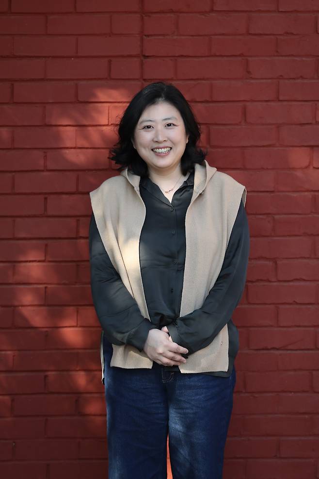 2023 조선일보 신촌문예로 등단한 전지영 작가. 지난 1월 15일 서울 서대문구 연희문학창작촌에서 본지와 인터뷰 전 사진 촬영을 하고 있다. /박성원 기자