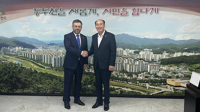 야니스 베르진스 주한 라트비아 대사(왼쪽)와 박형덕 동두천 시장이 악수하고 있다./주한 라트비아 대사관