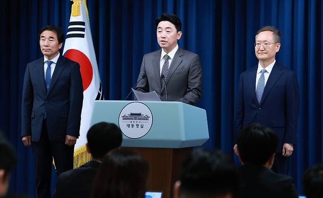 강훈식 비서실장이 29일 서울 용산 대통령실 청사에서 인사 관련 브리핑을 하고 있다. 왼쪽부터 전성환 경청통합수석비서관, 강 비서실장, 봉욱 민정수석. /뉴시스