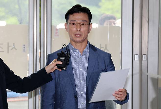 임성근 전 해병대 1사단장이 지난 26일 이명현 순직해병 특검과 면담 요청을 위해 서초구 특검 사무실로 들어서며 입장문을 발표하고 있다. /뉴스1