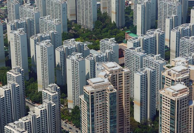 서울 송파구 롯데월드타워에서 바라본 아파트 단지 모습. /연합뉴스