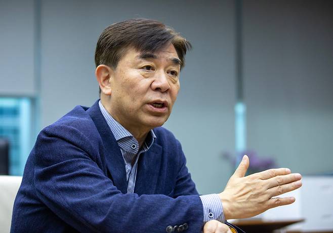 김현석 산업통상자원 R&D 전략기획단장(전 삼성전자 사장)이 지난 6월 20일 서울 서초구 한국기술센터에서 국내 과학기술산업의 활성화 방안 등에 대해 설명하고 있다./ 조인원 기자