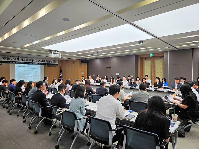 한국예탁결제원이 30일 국제예탁결제기구 국채통합계좌 시스템 개통 1년을 기념해 개최한 간담회에서 참석자들이 말하고 있다. /한국예탁결제원 제공