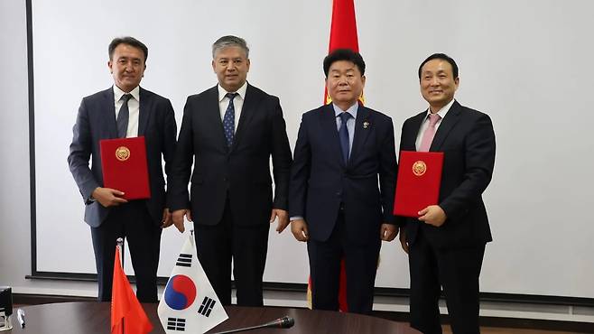 글로벌인재교육개발원이 지난 26일 키르기스스탄 노동·사회보장·이주부와 유학 및 해외취업 지원을 위한 양해각서(MOU)를 체결했다. 사비로프 라브샹벡 아자토비치 키르키스스탄 노동부 장관(왼쪽 두번째), 최인선 글로벌인재교육개발원장(오른쪽 첫번째)이 기념촬영을 하고 있다. /글로벌인재교육개발원 제공