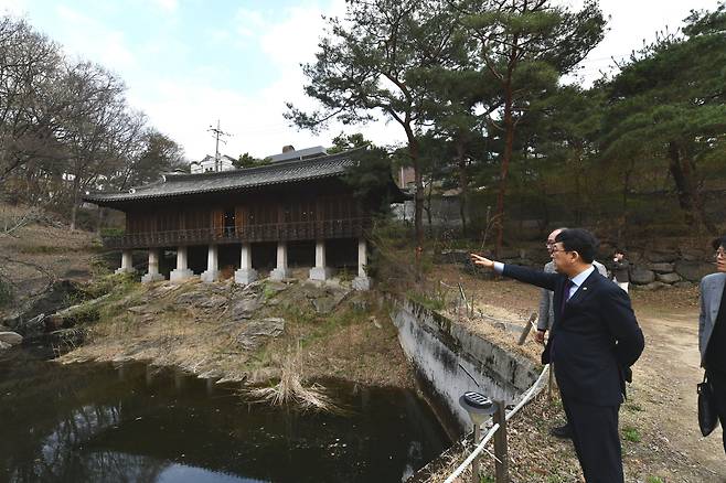 작년 4월 4일 최응천 국가유산청장이 서울 성북구 소재의 명승이자 전통정원인 ‘서울 성북동 별서’를 방문해 현장 관계자들과 정원 내부를 살펴보고 있다. /국가유산청 제공