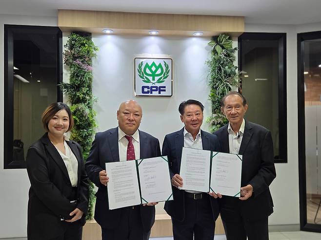코타바이오㈜가 태국 대표기업 CPF와 사료공급을 위한 MOU 체결 후 국내 가축사료 시장에 본격 진출한다. 좌측부터 CPF 키티아이사, 코타바이오 이재술회장, 레앗 하타이사타야퐁 전무, Thai SPF대표 솜분. /코타바이오 제공
