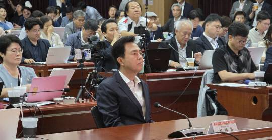 김태흠 지사가 30일 도청 대회의실에서 가진 민선8기 3주년 기자회견에서 도정 홍보영상을 시청하고 있다. 김동근 기자