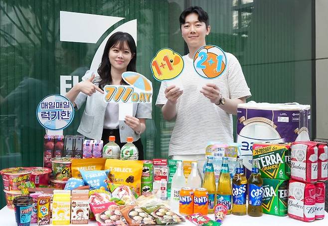 모델이 세븐일레븐의 '711 데이' 행사를 소개하고 있다.ⓒ세븐일레븐