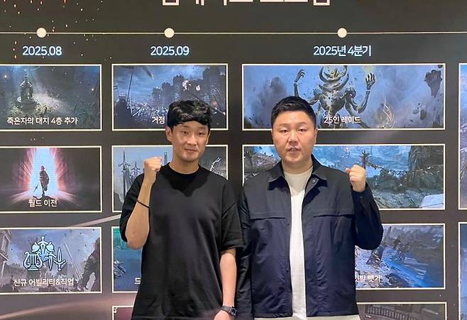한재영 스마일게이트 메가포트 이사와 김효재 엔엑스쓰리게임즈 PD가 지난 24일 분당 퍼스트타워에서 열린 로드나인 미디어 간담회에서 기념사진을 촬영하고 있다.ⓒ데일리안 이주은 기자