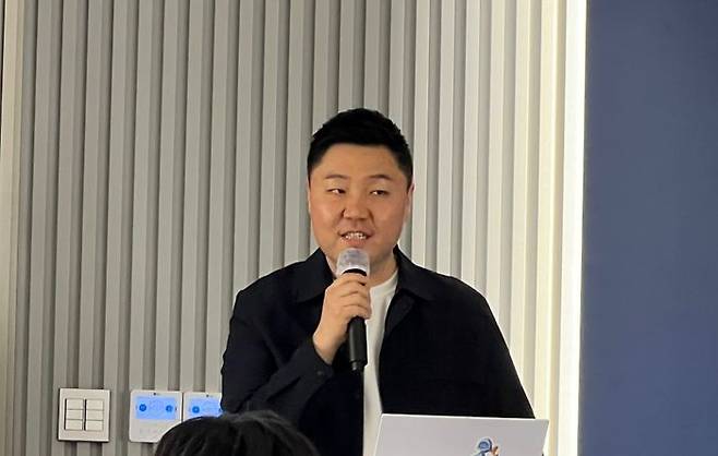 김효재 엔엑스쓰리게임즈 PD가 지난 24일 분당 퍼스트타워에서 열린 로드나인 미디어 간담회에서 신규 콘텐츠를 발표하고 있다.ⓒ데일리안 이주은 기자