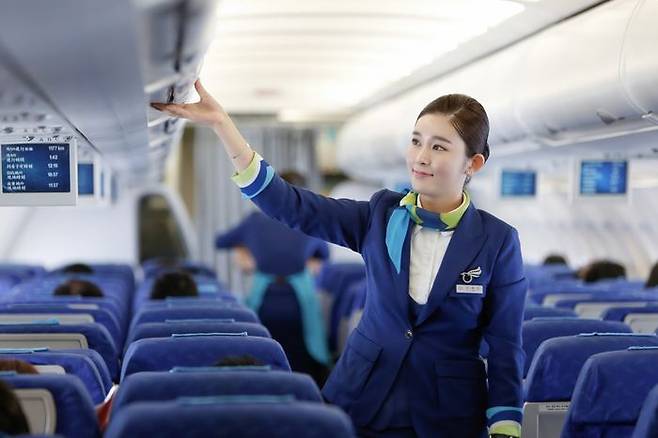 에어부산 캐빈승무원 기내 서비스 ⓒ에어부산
