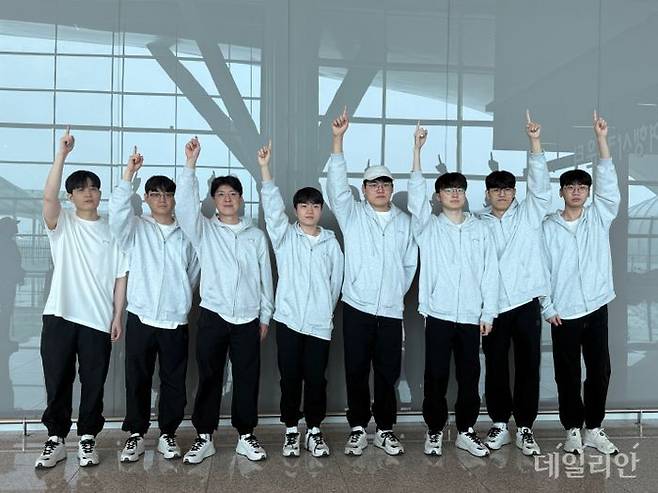 T1 선수단과 코치진이 27일 MSI출전을 위해 인천국제공항 제2여객터미널에 모여 T1의 시그니처 포즈를 취하고 있다. ⓒ데일리안 황지현 기자