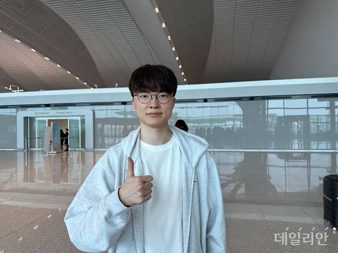 '페이커' 이상혁이 27일 인천국제공항 제2여객터미널에서 출국 전 포즈를 취하고 있다. 그는 어렵에 얻은 출전권인 만큼 최선을 다하겠다는 각오을 밝혔다. ⓒ데일리안 황지현 기자