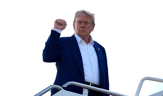 도널드 트럼프 미국 대통령이 지난 24일 메릴랜드 주에서 대통령 전용기(에어포스원)에 오르고 있다. ⓒAP/뉴시스