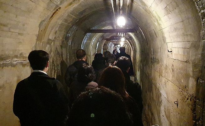 사도광산 강제동원 한국인 희생자 유족들이 지난해 11월 25일 일본 니가타현 사도광산 조선인 기숙사 터에서 열린 추도식을 마친 뒤 갱도를 찾아 둘러보고 있다. ⓒ연합뉴스