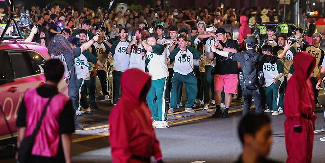 시리즈의 또 다른 상징이라 할 수 있는 ‘분홍색 병정’과 초록색 트레이닝복 참가자들도 눈길을 끌었다. 뉴스1