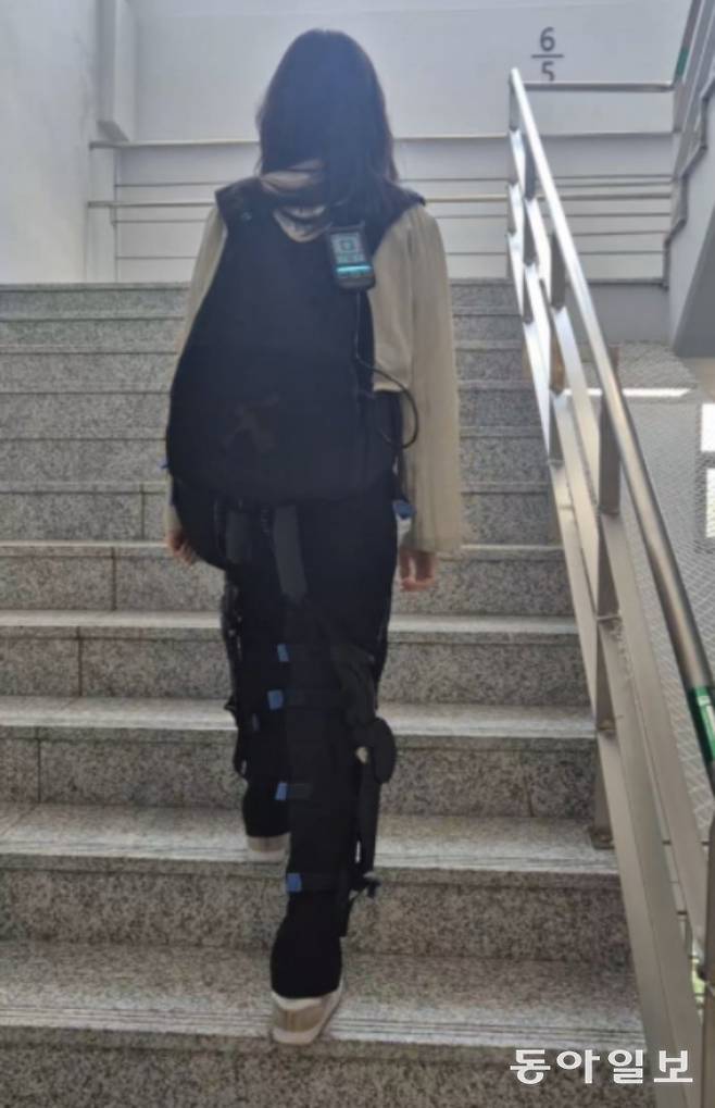 사용자가 보행 보조 로봇 ‘마이오수트’를 착용한 채 계단을 오르고 있다. 박정연 동아사이언스 기자 hesse@donga.com