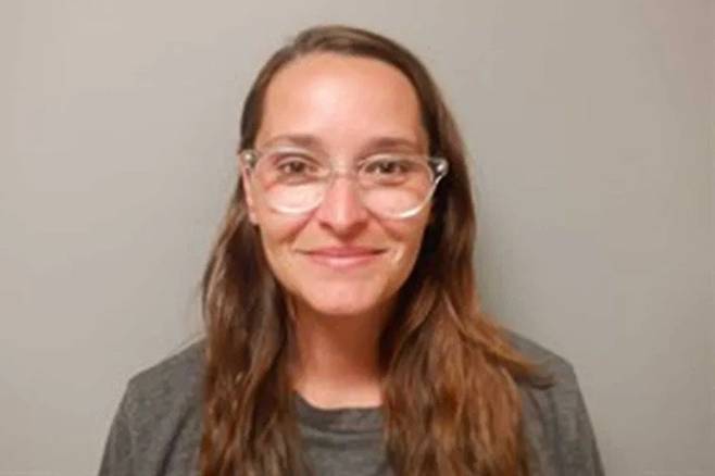 미국의 한 여성이 6세, 10세, 15세 자녀에게 대마초 성분(THC)이 들어간 간식을 먹이고 전자담배를 사용하게 한 혐의로 징역 120일형을 선고받았다. 해당 여성은 “마약의 위험성을 직접 체험하게 해 아이들이 스스로 멀리하도록 하기 위해서였다”고 진술했으나, 법원은 총 24건의 아동 유해 및 마약 투여 혐의를 적용해 실형을 선고했다.  / ⓒ뉴시스