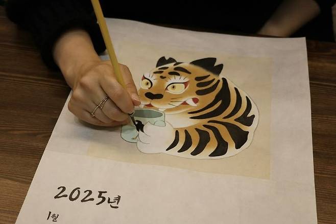 2025년 달력을 수제작하는 모습. 동아일보DB
