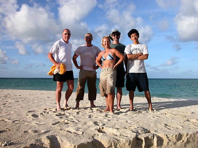 박 교수(오른쪽)가 호주 퀸즐랜드에 위치한 세계적으로 유명한 산호초 군락 ‘그레이트 배리어 리프’로 여행을 갔을 당시 동료들과 찍은 사진. 한때 생태학자를 꿈꿨던 박 교수는 이후 응용계량경제학으로 진로를 변경해 기후변화가 인간과 사회에 미치는 영향을 연구하기 시작했다. 박지성 교수 제공