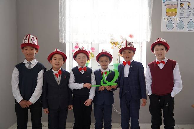 지역 아동이 신축된 기초생활인프라(급식시설)에서 미소를 짓고 있다. 굿네이스 제공.