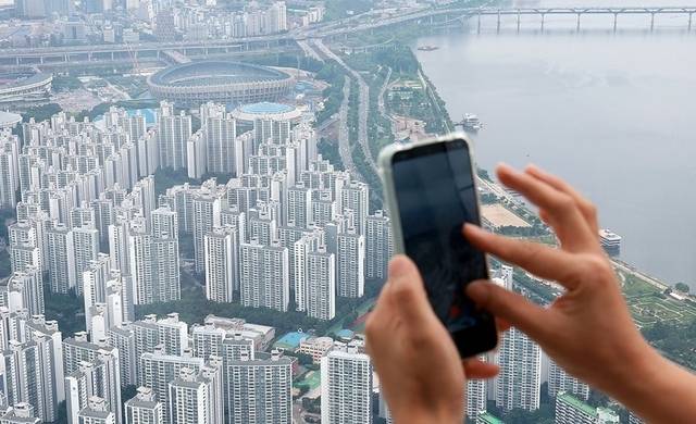 연합뉴스 서울 롯데월드타워 전망대 서울스카이에서 바라본 서울 시내 아파트 단지 모습. [연합뉴스 자료사진]