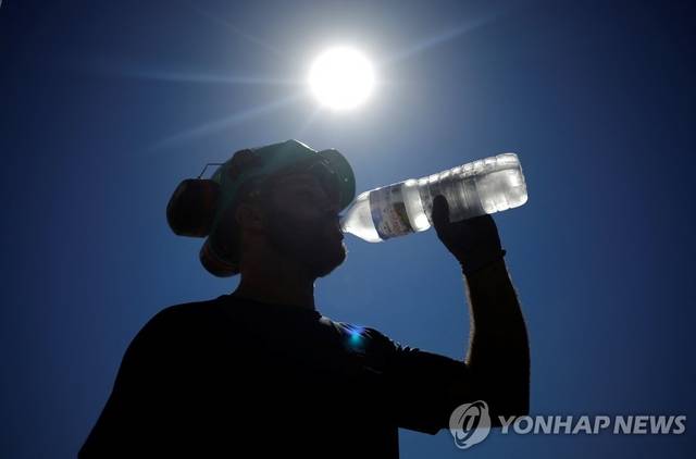 프랑스 폭염 폭염 속에 물 마시는 프랑스 건설 노동. EPA 연합뉴스 자료사진