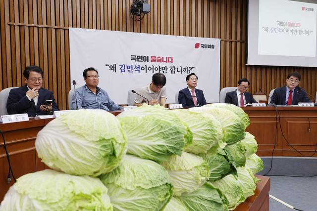 송언석(오른쪽 세번째) 국민의힘 원내대표가 30일 국회에서 열린 김민석 국무총리 후보자 국민청문회에 참석해 발언을 들으며 생각에 잠겨있다. [연합뉴스]